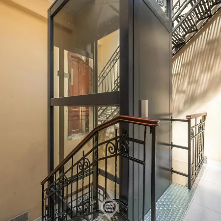 Studio Noir Apartment